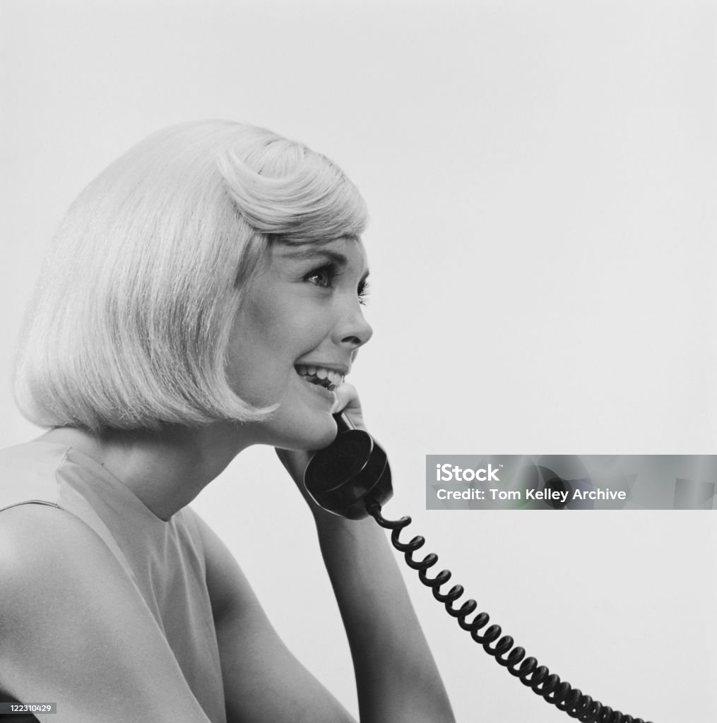 Jeune femme à l'aide de téléphone, souriant - Photo de D'archive libre de droits
