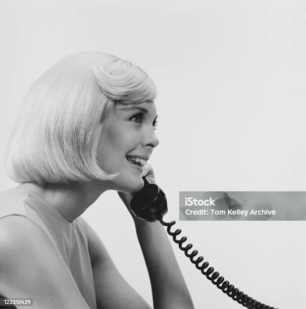 Photo libre de droit de Jeune Femme À Laide De Téléphone Souriant banque d'images et plus d'images libres de droit de D'archive - D'archive, Une seule femme, Image en noir et blanc