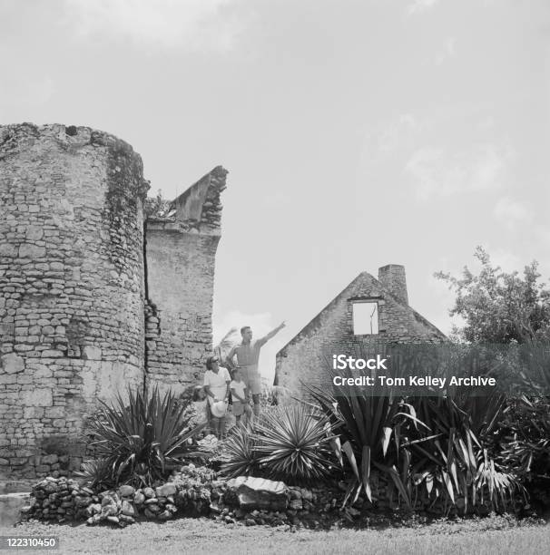 Foto de Família Em Pé Ao Lado Do Old Cabana Arruinada Pai Apontando e mais fotos de stock de Criança