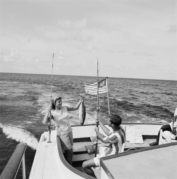 пара в лодке, держа рыба, улыбается - nautical vessel фотографии стоковые фото и изображения