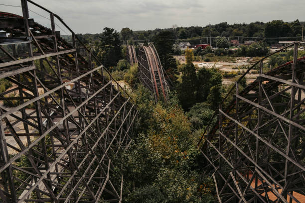 버려진 롤러 코스터 - rollercoaster wood railroad track nobody 뉴스 사진 이미지