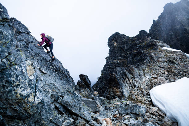 escalada en roca en una cresta de montaña - escalada en solitario fotografías e imágenes de stock