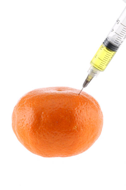 frische orange mit spritze. konzept für gentechnisch veränderte lebensmittel. - food crop sprayer insecticide dna stock-fotos und bilder