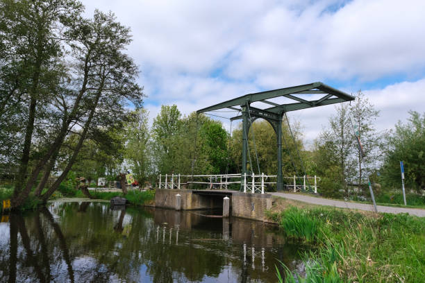 un puente de dibujo es un puente viejo con construcción de contrapeso. vista tranquila de un canal - waterland fotografías e imágenes de stock