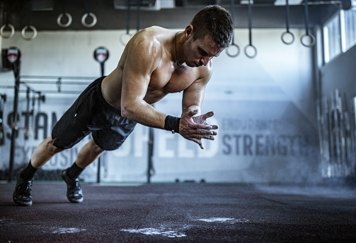Atleta de construcción muscular que tiene entrenamiento cross fit en un gimnasio. photo