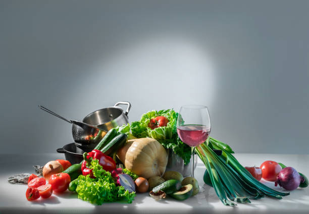 diferentes verduras en una mesa blanca - healthy eating food and drink raw leek fotografías e imágenes de stock