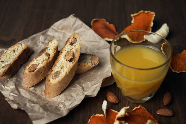 domowe włoskie ciasteczka cantuccini i nasiona migdałów z sokiem pomarańczowym - biscotti orange italian culture dessert zdjęcia i obrazy z banku zdjęć