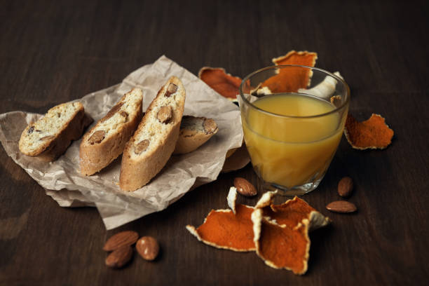 домашнее итальянское печенье cantuccini и семена миндаля с апельсиновым соком - biscotti orange italian culture dessert стоковые фото и изображения