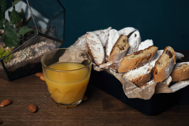 domowe włoskie ciasteczka cantuccini ze szklanką soku pomarańczowego - biscotti orange italian culture dessert zdjęcia i obrazy z banku zdjęć