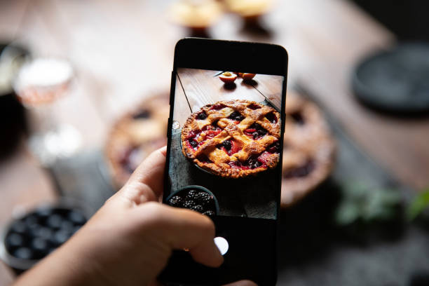 Photographing a lattice fruit pie with a smart phone