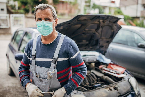 retrato de mecânico de automóveis com máscara facial em oficina de reparação de automóveis - old paintwork - fotografias e filmes do acervo