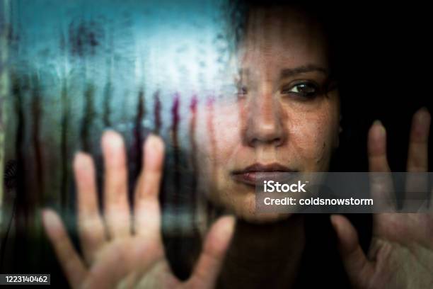 Депрессивная Женщина Смотря В Дождливое Окно — стоковые фотографии и другие картинки Бытовое насилие - Бытовое насилие, Женщины, Заточённый