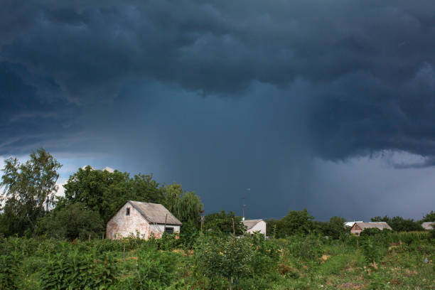 먼 마을의 오래된 버려진 집 근처 폭우. 녹색 자연 - lightning house storm rain 뉴스 사진 이미지
