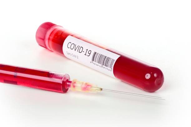 шприц с красной медицинской инъекционной вакциной. изолированные на белом фоне. covid 19 ncov концепция вспышки. - doping test стоковые фото и изображения