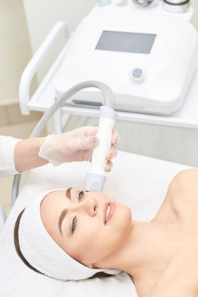 equipo de cosmetología de la cara de vacío. limpieza de salón facial. youn chica profesional cuidado de la piel. mujer de belleza y dispositivo de salud - dermatology dermabrasion surgery medical fotografías e imágenes de stock