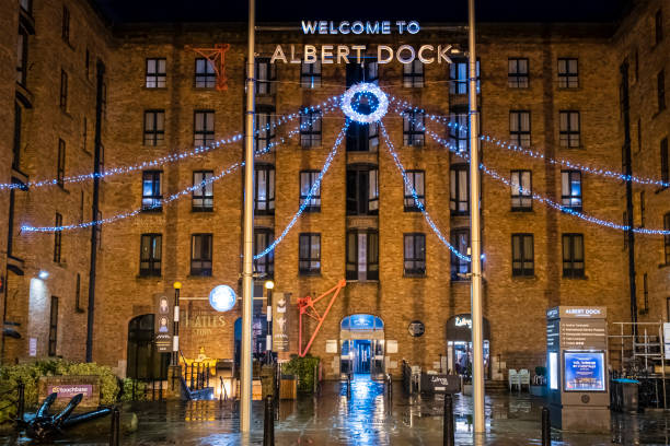 ливерпуль, королевский альберт док на рождество (англия, великобритания) - liverpool western europe northwest england port of liverpool стоковые фото и изображения