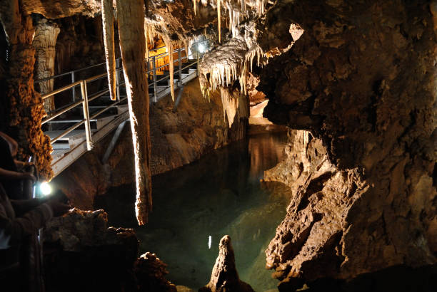 su mannau höhle - grotte stock-fotos und bilder