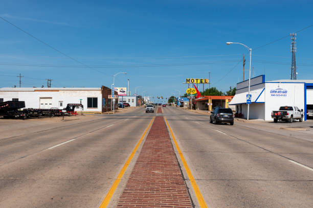 米国オクラホマ州のクリントン市近くの歴史的な米国ルート66の眺めとグランシーモーテルの看板。 - small town horizontal highway travel locations ストックフォトと画像