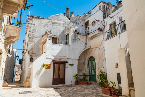 alleyway. ceglie messapica. puglia. italy. - messapica foto e immagini stock