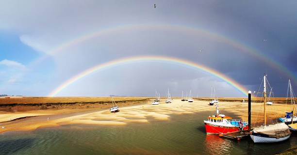 double rainbow at wells-next-the-sea, norfolk, royaume-uni - landscape scenics beach uk photos et images de collection