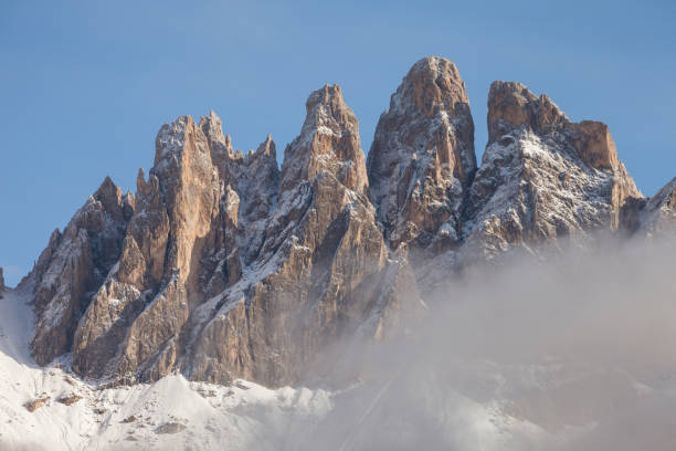 vista sobre o monte odle em val di funes, dolomitas após uma tempestade de outono - altoadige - fotografias e filmes do acervo