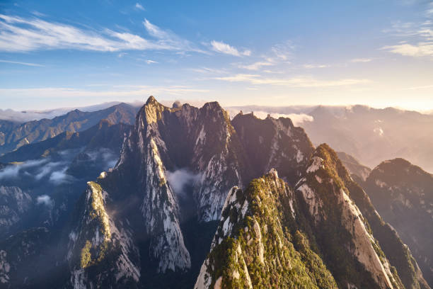 paisaje de montaña del parque nacional huashan al atardecer. - huangshan mountains fotografías e imágenes de stock