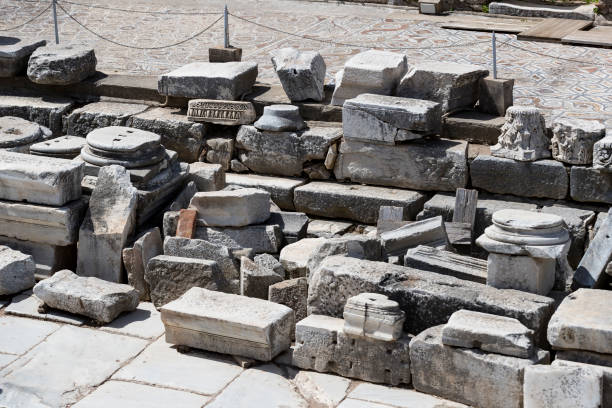 руины древнего античного города эфеса здание библиотеки celsus, - ephesus greek culture temple greece стоковые фото и изображения