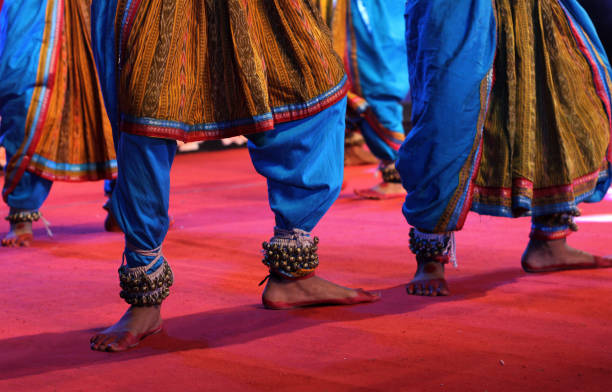 ansicht indischer frauen, die bharatanatyam-tanz aufführen - traditional dancing ballet dancing classical style stock-fotos und bilder