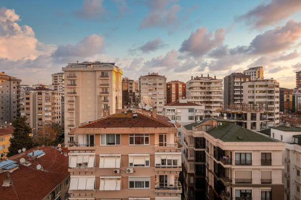 vue aérienne du district de kadikoy de la ville d’istanbul avec la vue magnifique de nuages de coucher du soleil - kadikoy district photos et images de collection