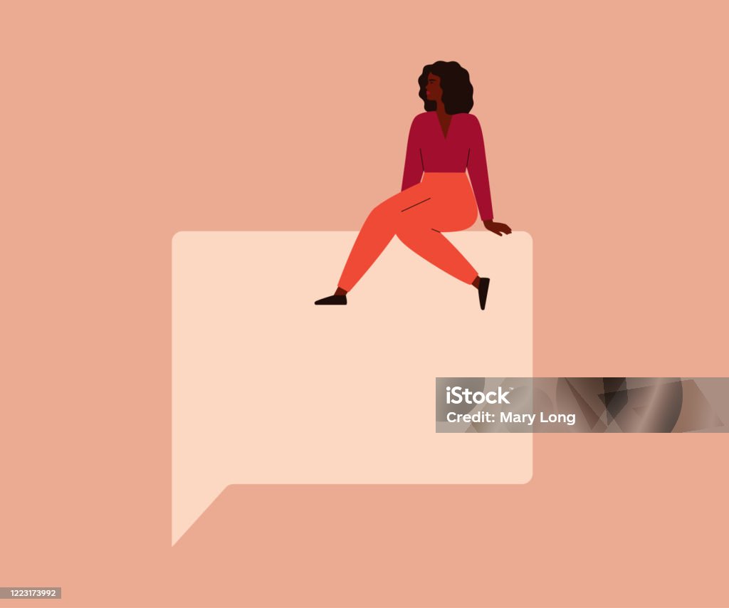 Jeune femme noire s’assied sur une grande bulle carrée de discours. - clipart vectoriel de Une seule femme libre de droits