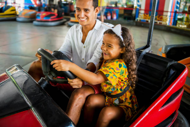 padre e hija conducen coche parachoques en el parque de amusment - amusment park fotografías e imágenes de stock