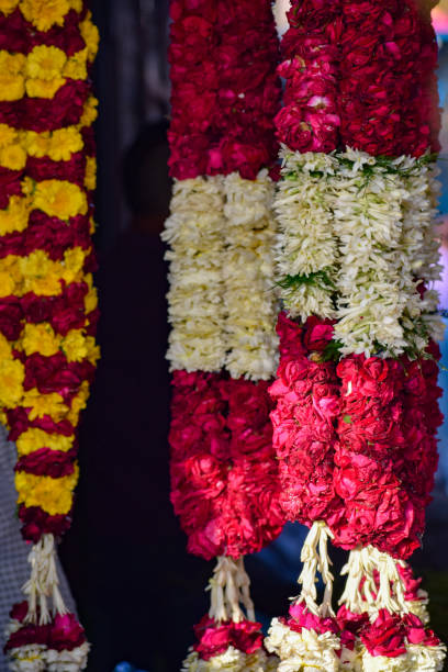 ghazipur phool mandi flower market situation in the morning, the flower it self came from china, vietnam, thailand and india - india bangalore flower business imagens e fotografias de stock