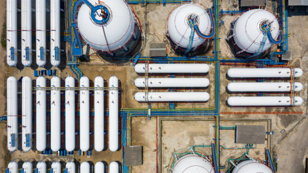 Aerial view white storage tank gas in station LPG gas, LNG or LPG distribution station facility, Oil and gas fuel manufacturing industry. Aerial view white storage tank gas in station LPG gas, LNG or LPG distribution station facility, Oil and gas fuel manufacturing industry. lng liquid natural gas stock pictures, royalty-free photos & images