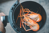 flussgarnelen-in-schwarzer-luftfritteuse-gekocht-einfaches-kochen-im-hauskonzept.jpg?b=1&s=170x170&k=20&c=VLKkIBrmtyomblULZTz5xaGRotQvObRllEx_-FtWjyc=