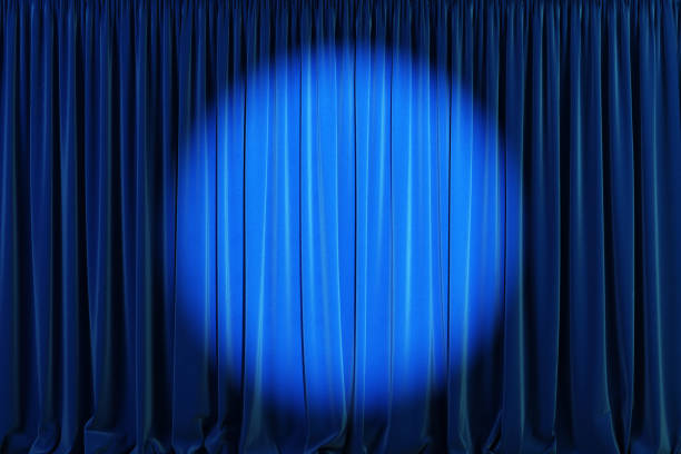 tende blu con riflettori o flash. - theater foto e immagini stock