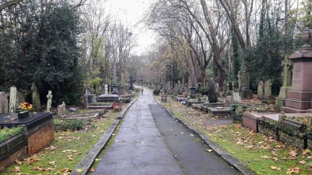 highgate cemetery east - highgate cemetery stock-fotos und bilder