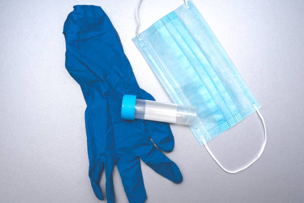 使い捨て医療用マスク、使い捨てブルーグローブ、分析用の試験管。病院における中国コロナウイルスの治療と予防 - surgical glove surgical mask protective glove mask ストックフォトと画像