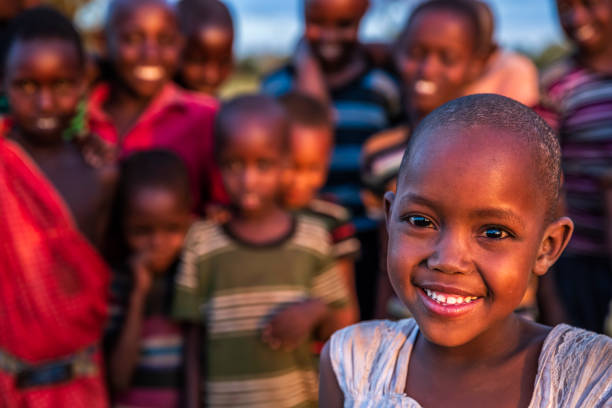 grupo de niños africanos felices de la tribu masai, kenia, - masai community africa indigenous culture fotografías e imágenes de stock