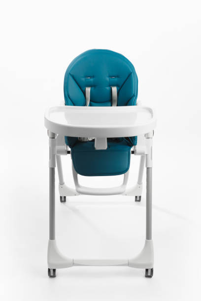 cadeira alta para alimentação de bebê, isolado em branco - high chair - fotografias e filmes do acervo