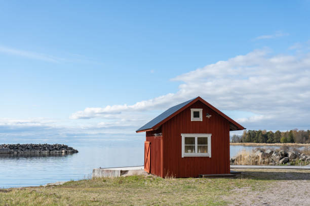 バルト海沿岸の村。スカンジナビアの風景。 - scandinavian lake cottage house ストックフォトと画像