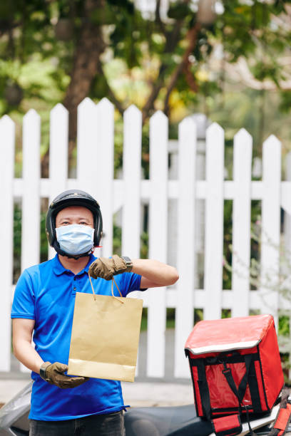 istock ourier providing contact free food delivery 1223224061