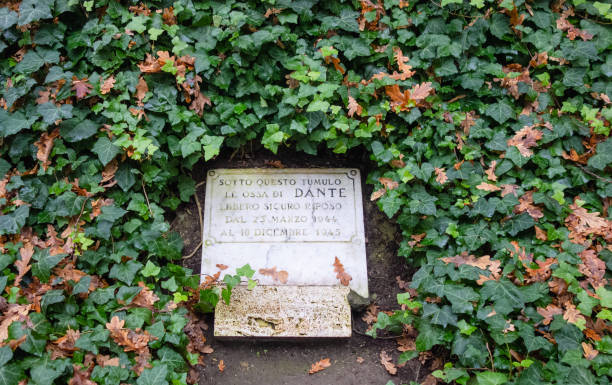 dante alighieri poet grave - alighieri photos et images de collection