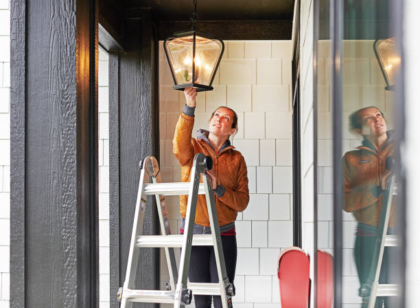 mujer fijando la luz 1 - porch light fotografías e imágenes de stock