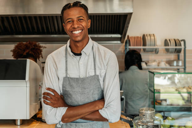 junge afrikanische männliche barista portrait - kantinenfrau stock-fotos und bilder