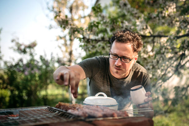 더 나은 맛을 위해 시밍을 약간 추가 - barbecue grill focus outdoors horizontal 뉴스 사진 이미지