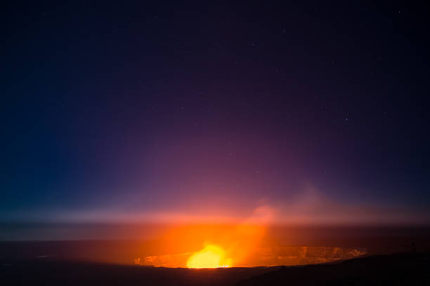 le stelle appaiono sopra la caldera di kilauea alle hawaii - pele foto e immagini stock