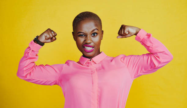 pewność siebie jest twoją największą siłą - bicep women flexing muscles african descent zdjęcia i obrazy z banku zdjęć