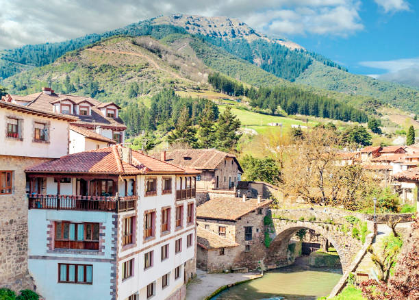 case in montagna - cantabria picos de europe mountains panoramic asturias foto e immagini stock