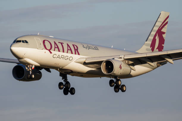 qatar airways cargo airbus a330-200 a7-afy kargo uçağı budapeşte havaalanı'na iniş ve varış - qatar airways stok fotoğraflar ve resimler