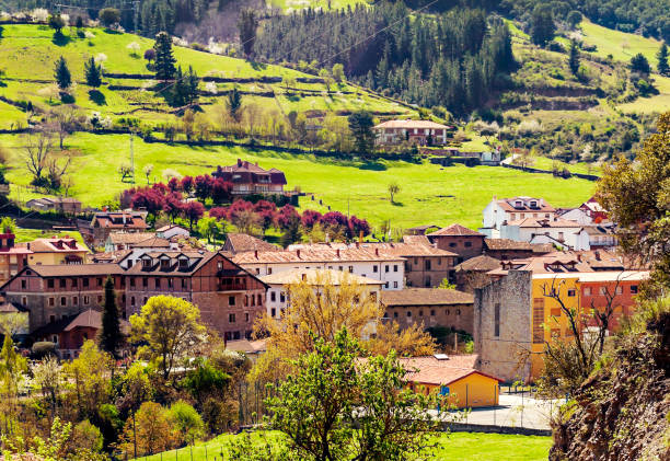 villaggio nella valle - cantabria picos de europe mountains panoramic asturias foto e immagini stock